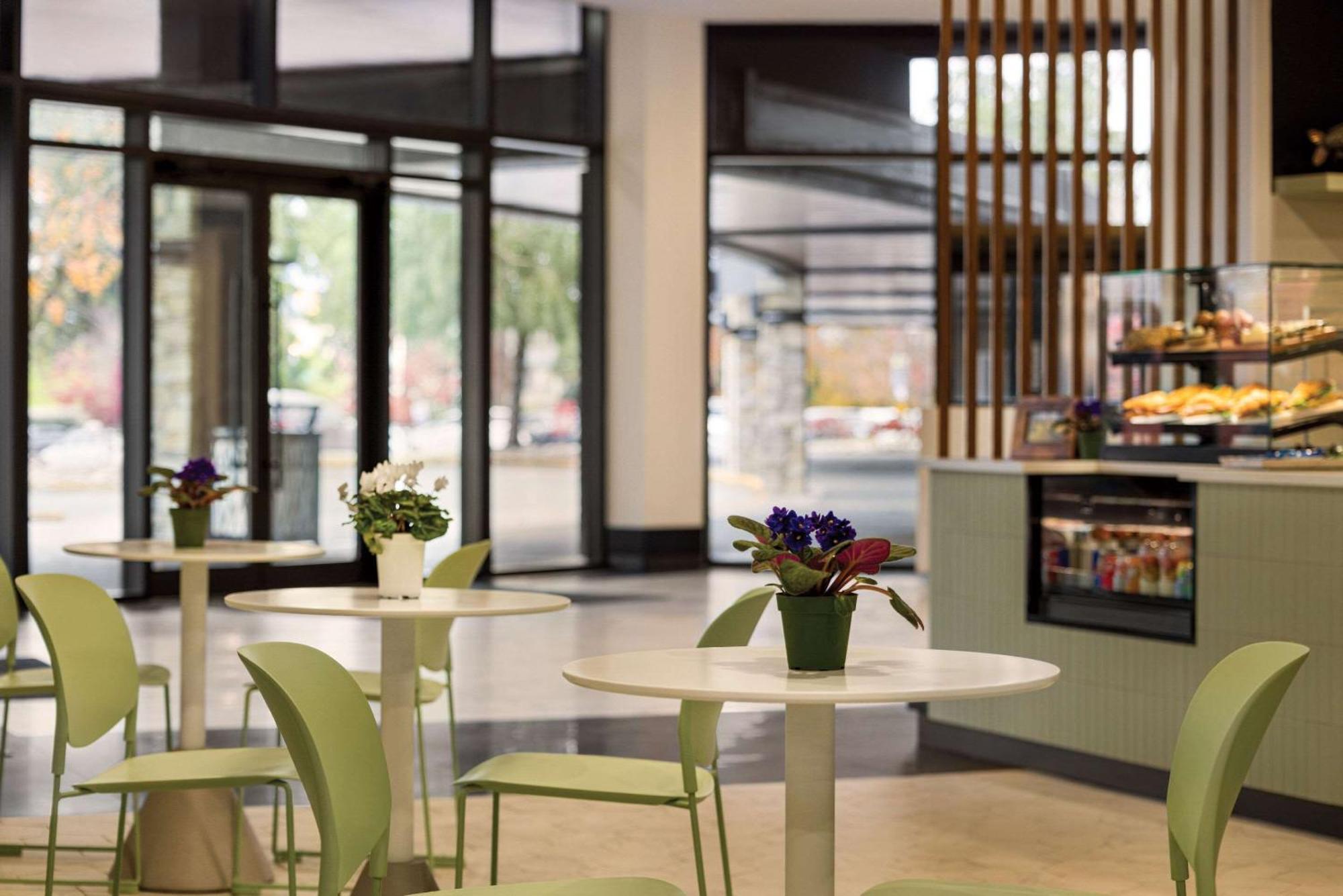 Radisson Blu Vancouver Airport Hotel & Marina Richmond Exterior photo